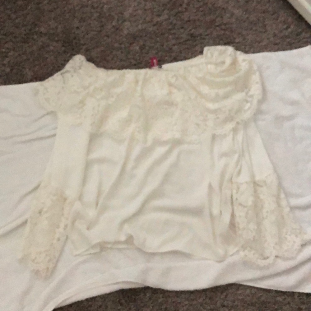 VinceCamuto white offthe shoulder shirt sizemedium